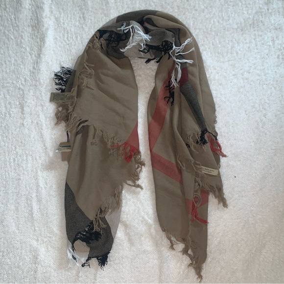 Burberry Classic Check Scarf - Picture 3 of 7